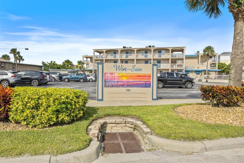 Property building, Day, Parking