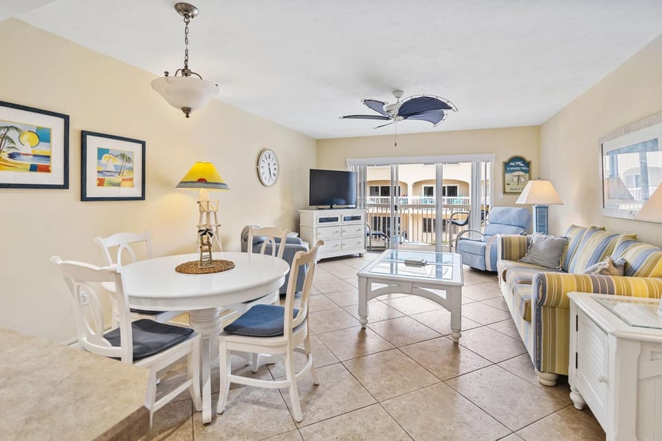 TV and multimedia, Kitchen or kitchenette, Seating area, Dining area