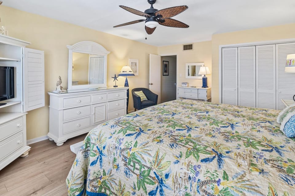 Bed, TV and multimedia, Bedroom