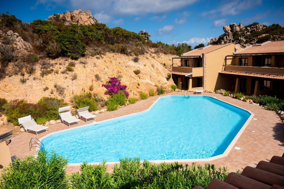 Property building, Day, Mountain view, Pool view, Swimming pool, Swimming pool, sunbed