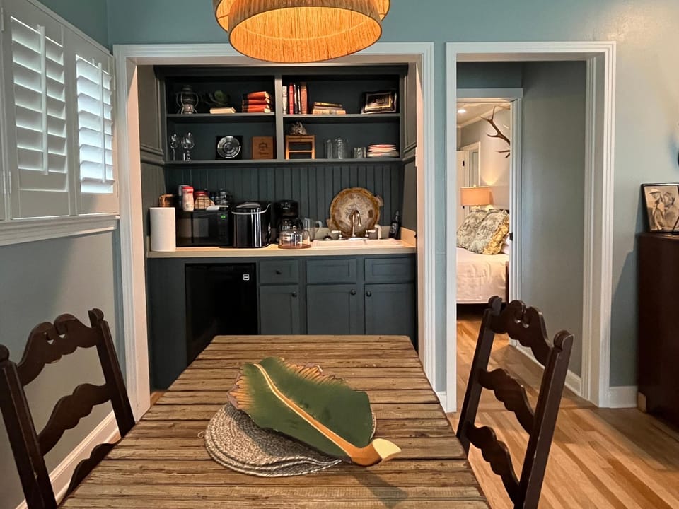 Kitchen or kitchenette, Dining area