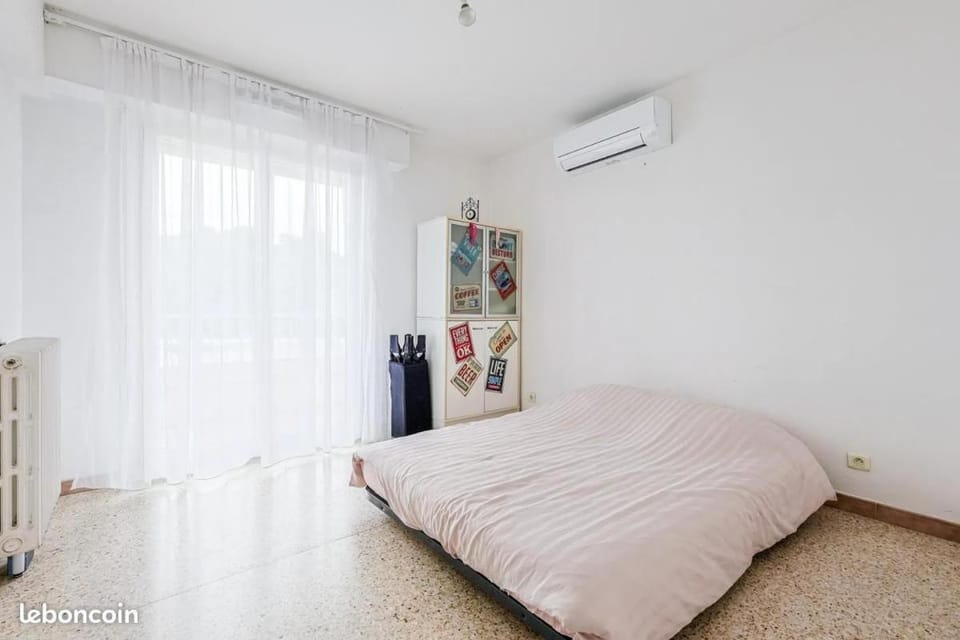 Bed, Bedroom, air conditioner