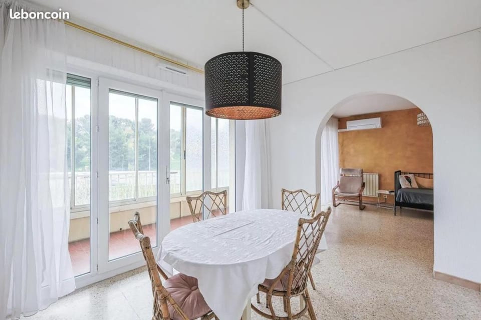 Seating area, Dining area, air conditioner