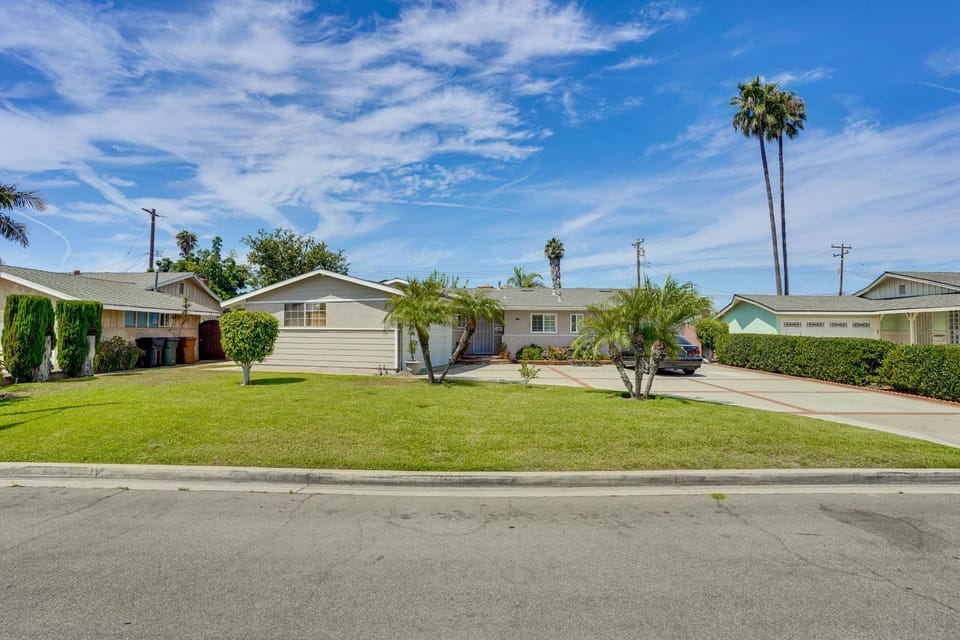 Cozy Couple's Oasis w/ Pool: 3 Mi to Disneyland! Apartment in Garden Grove