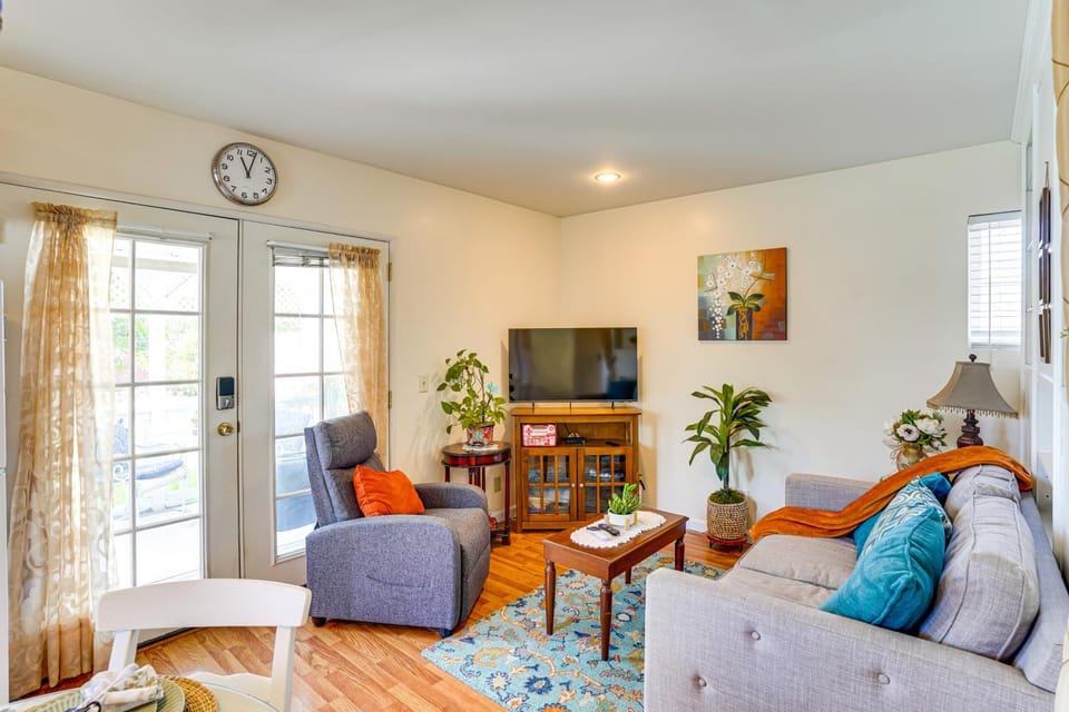 Cozy Couple's Oasis w/ Pool: 3 Mi to Disneyland! Apartment in Garden Grove