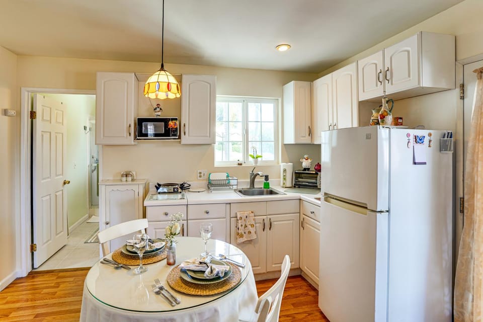 Cozy Couple's Oasis w/ Pool: 3 Mi to Disneyland! Apartment in Garden Grove