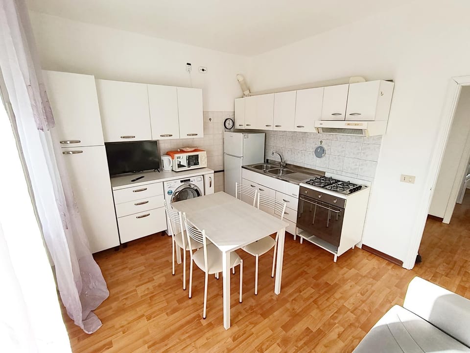Kitchen or kitchenette, Dining area, oven
