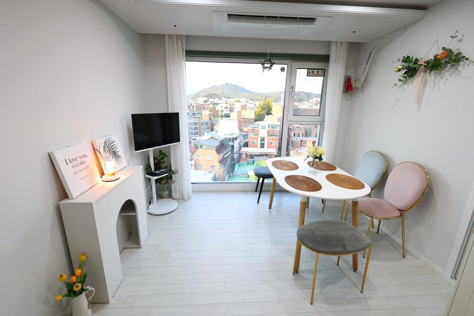 #2 NEW open 신축건물 엘리베이터 짐보관 홍대입구역 도보5분 마포구 쇼핑 Apartment hotel in Seoul