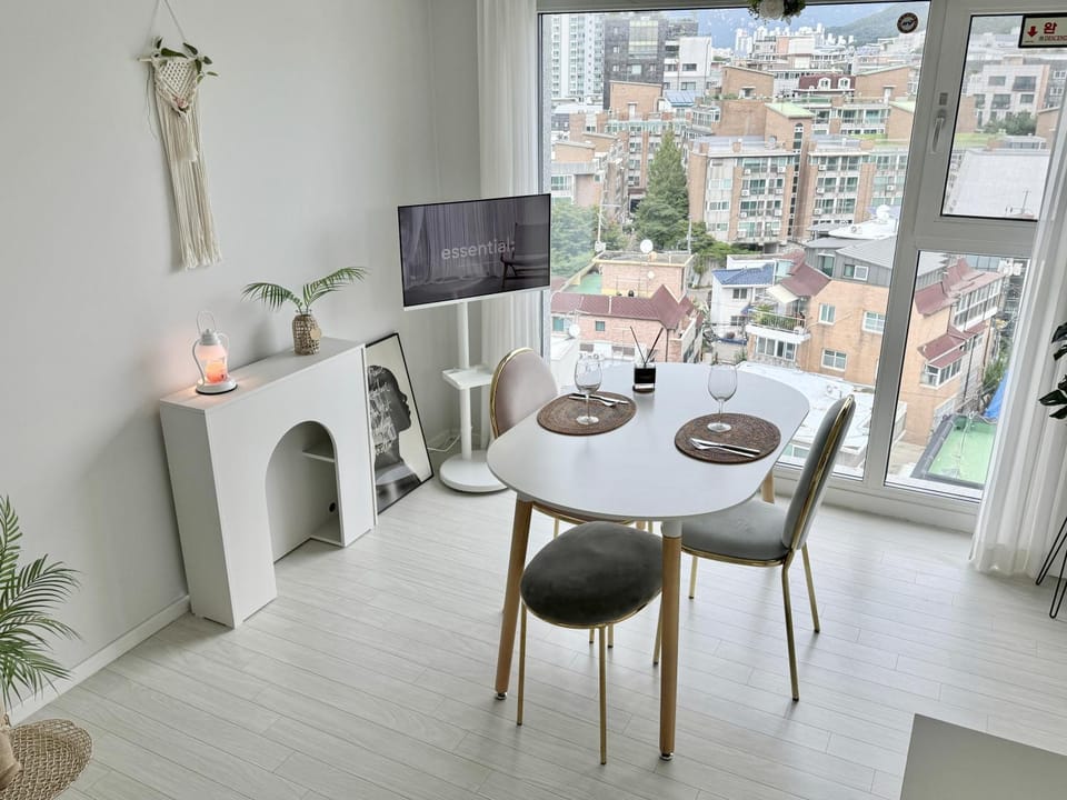 #2 NEW open 신축건물 엘리베이터 짐보관 홍대입구역 도보5분 마포구 쇼핑 Apartment hotel in Seoul