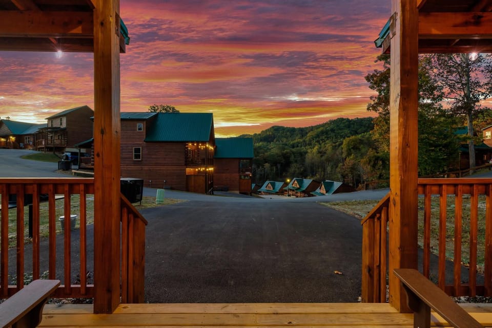 Spring into serenity, Your mountain hideaway is calling House in Pigeon Forge