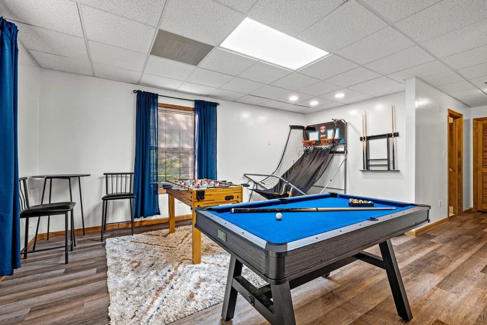 Billiard, Game Room