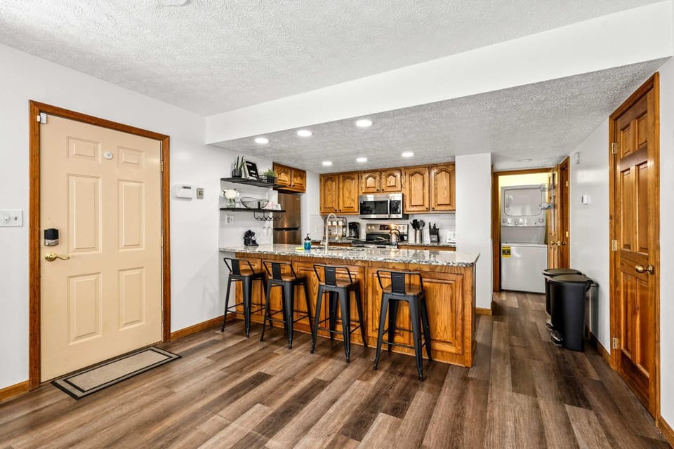 Kitchen or kitchenette, minibar