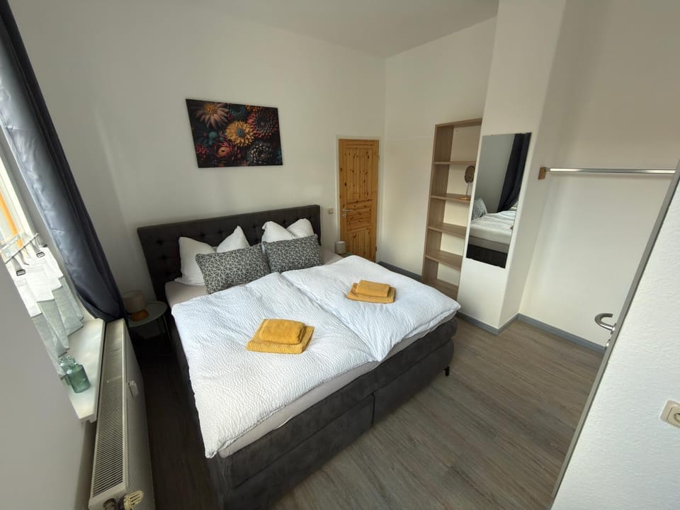Photo of the whole room, Bedroom, towels