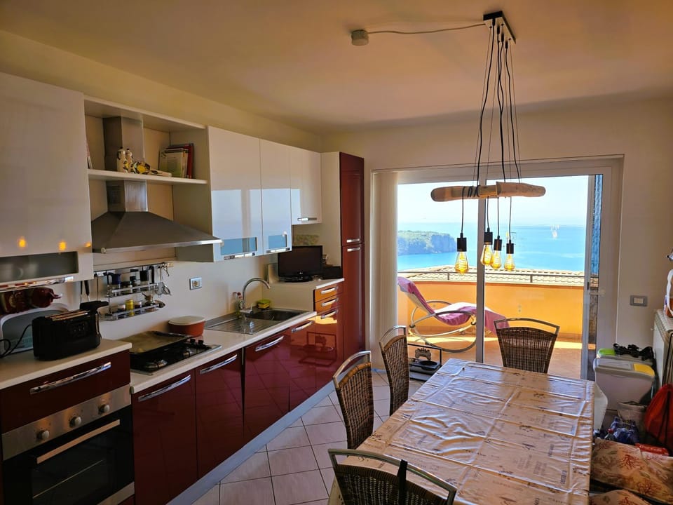 Kitchen or kitchenette, Seating area, Dining area