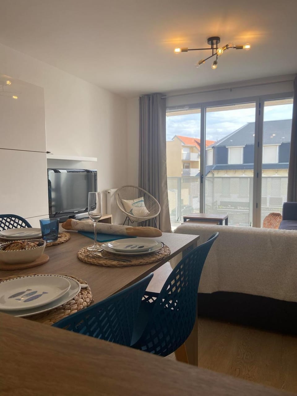 Kitchen or kitchenette, Living room, Seating area, Dining area