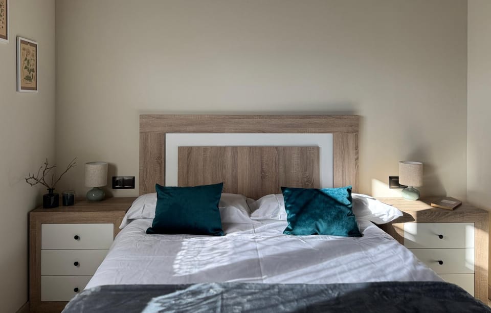 Photo of the whole room, Bedroom