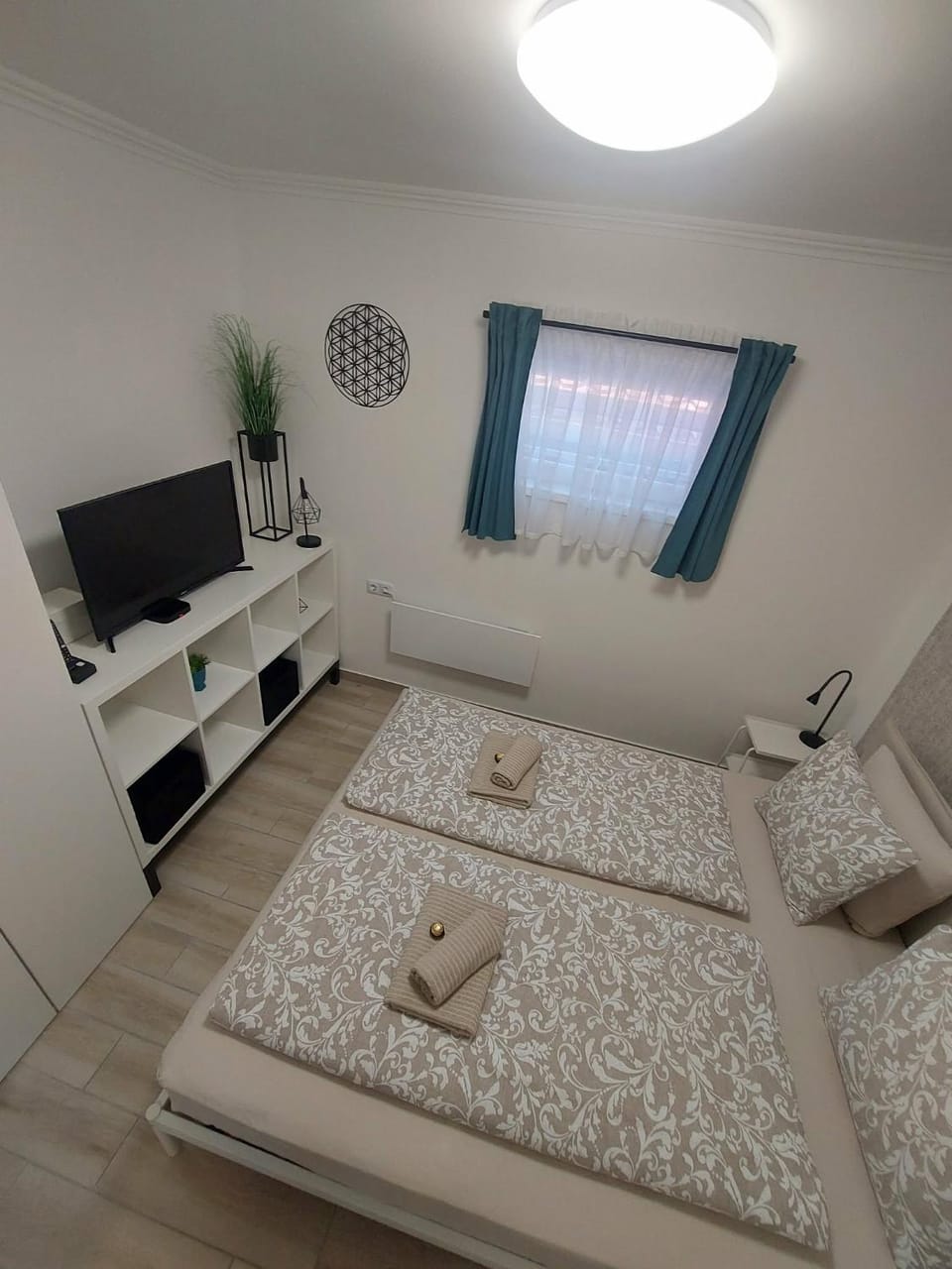 Bed, TV and multimedia, Bedroom, towels