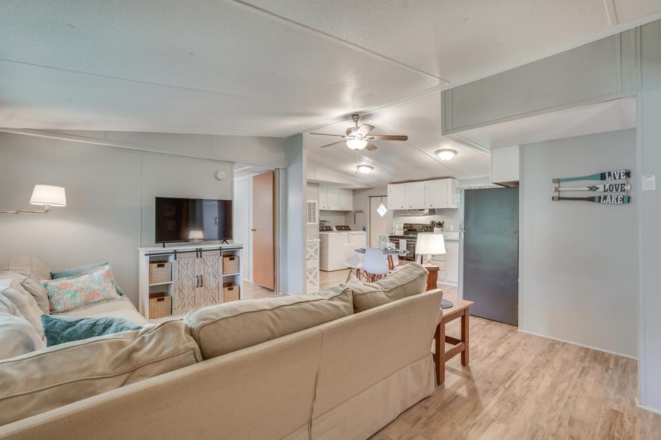 Lake Sinclair Escape: Screened Porch, Modern Style House in Lake Sinclair