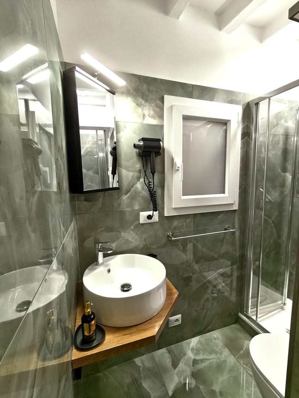 Toilet, Bathroom, hair dryier