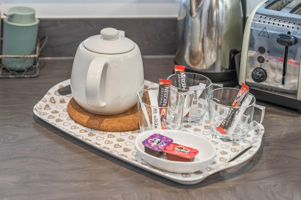 #61 Spacious 3-Bedroom House fast WiFi - Sleeps 6 - 7mins to Coventry Transport Museum - "Perfect for Contractors and Families - Free Parking" Apartment in Coventry
