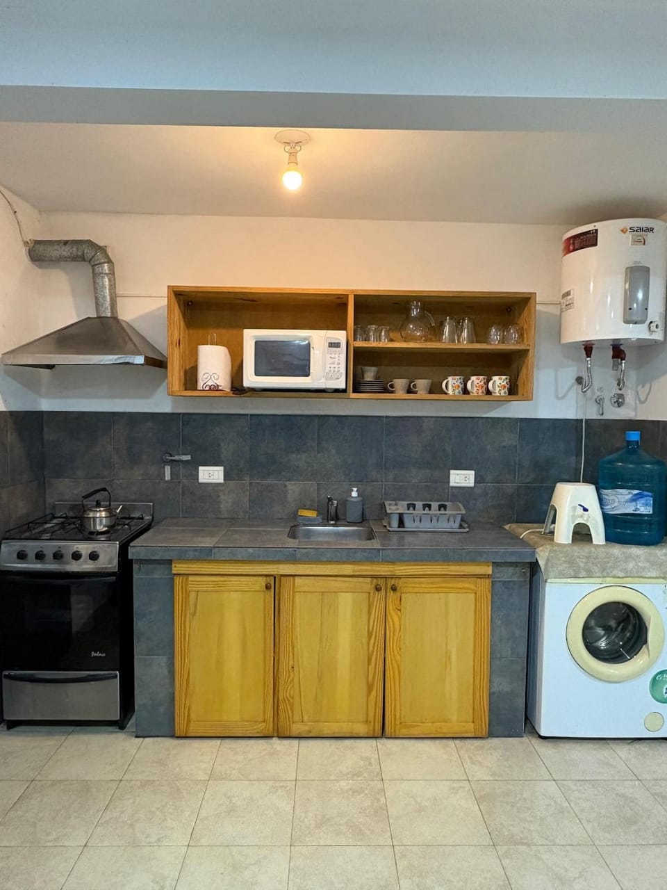 Kitchen or kitchenette, microwave, washing machine
