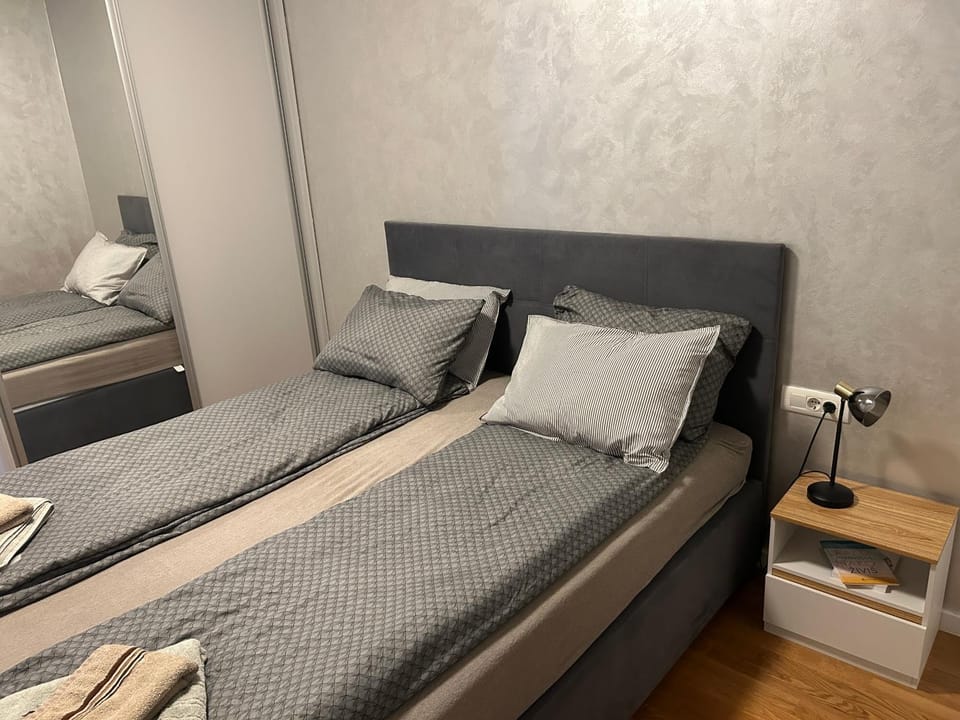 Bed, Bedroom, towels