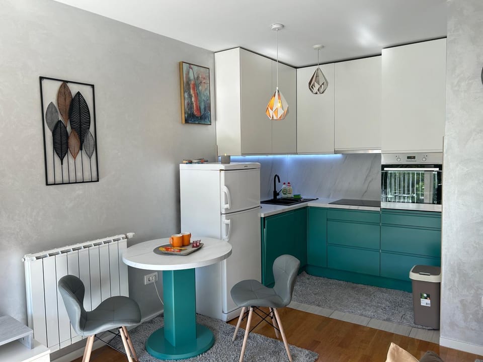 Kitchen or kitchenette, Food and drinks, Seating area, Dining area, minibar, oven, stove