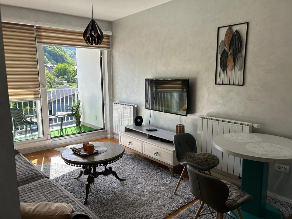 TV and multimedia, Living room, Seating area, Dining area