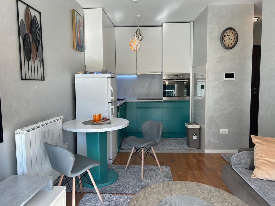 Kitchen or kitchenette, Seating area, Dining area, minibar, oven, stove
