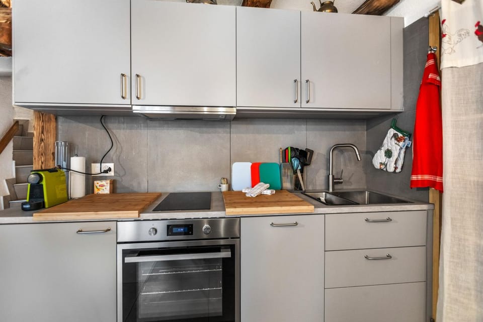 Coffee/tea facilities, Kitchen or kitchenette, dishwasher, oven, stove, toaster