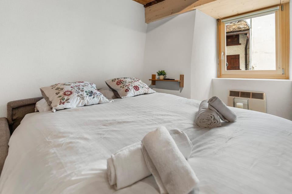 Bed, Living room, Photo of the whole room