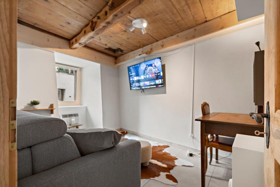 Communal lounge/ TV room, TV and multimedia, Living room, Seating area