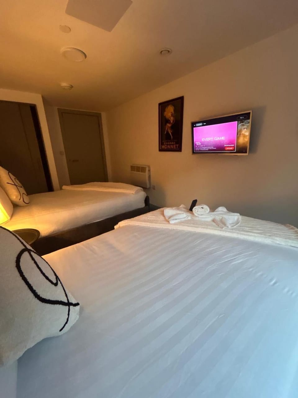 Bed, TV and multimedia, Photo of the whole room, Bedroom