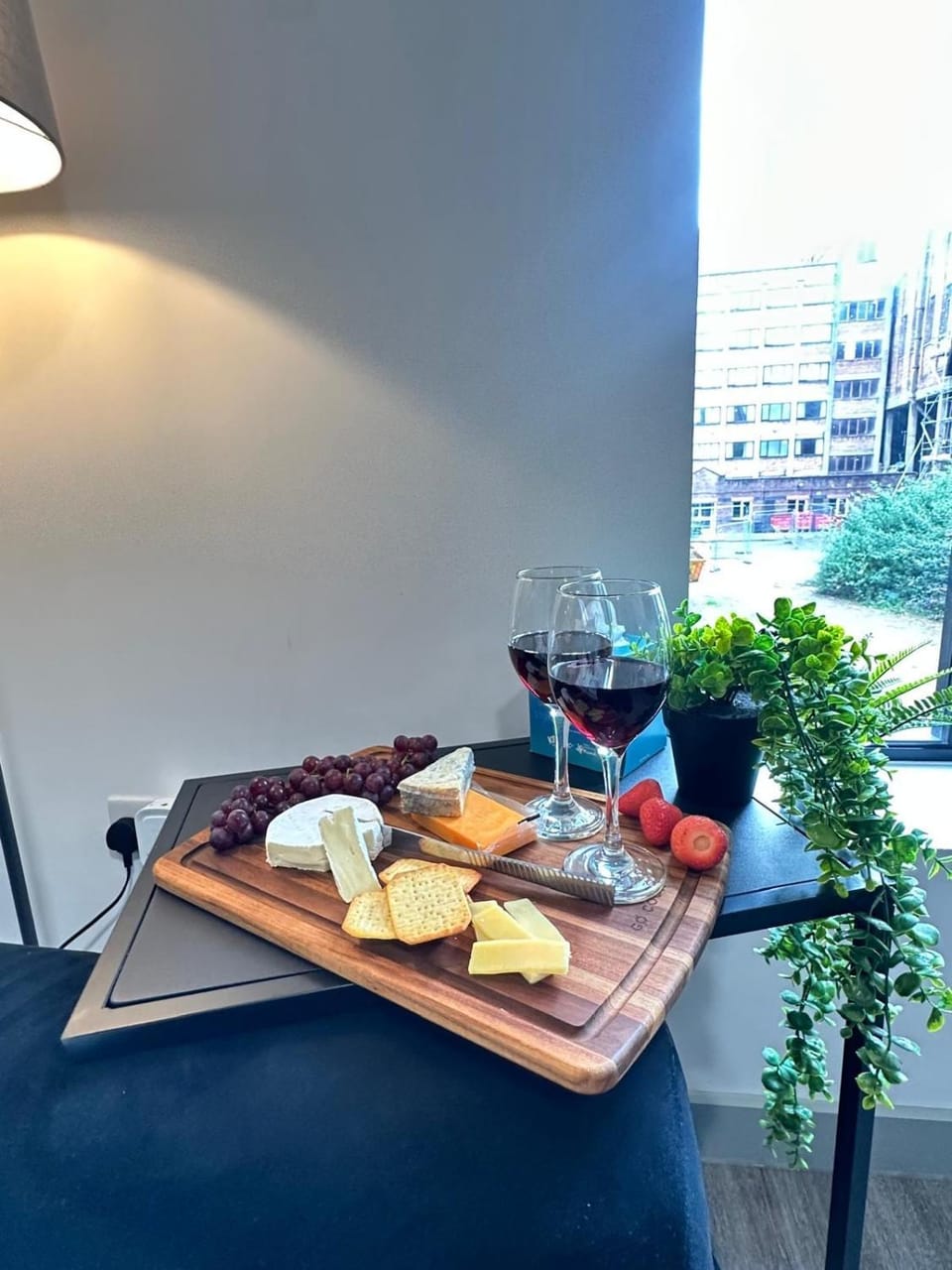 Living room, Food and drinks, Dining area, Lunch, Drinks, Alcoholic drinks