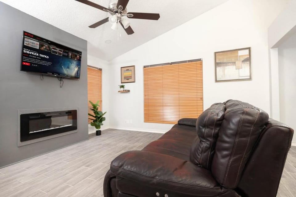 Communal lounge/ TV room, TV and multimedia, Living room, Seating area, Evening entertainment, fireplace