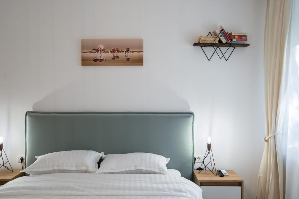 Bed, Photo of the whole room, Decorative detail, Bedroom