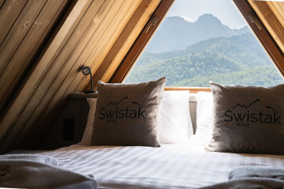 Bed, Natural landscape, Photo of the whole room, Bedroom, Mountain view