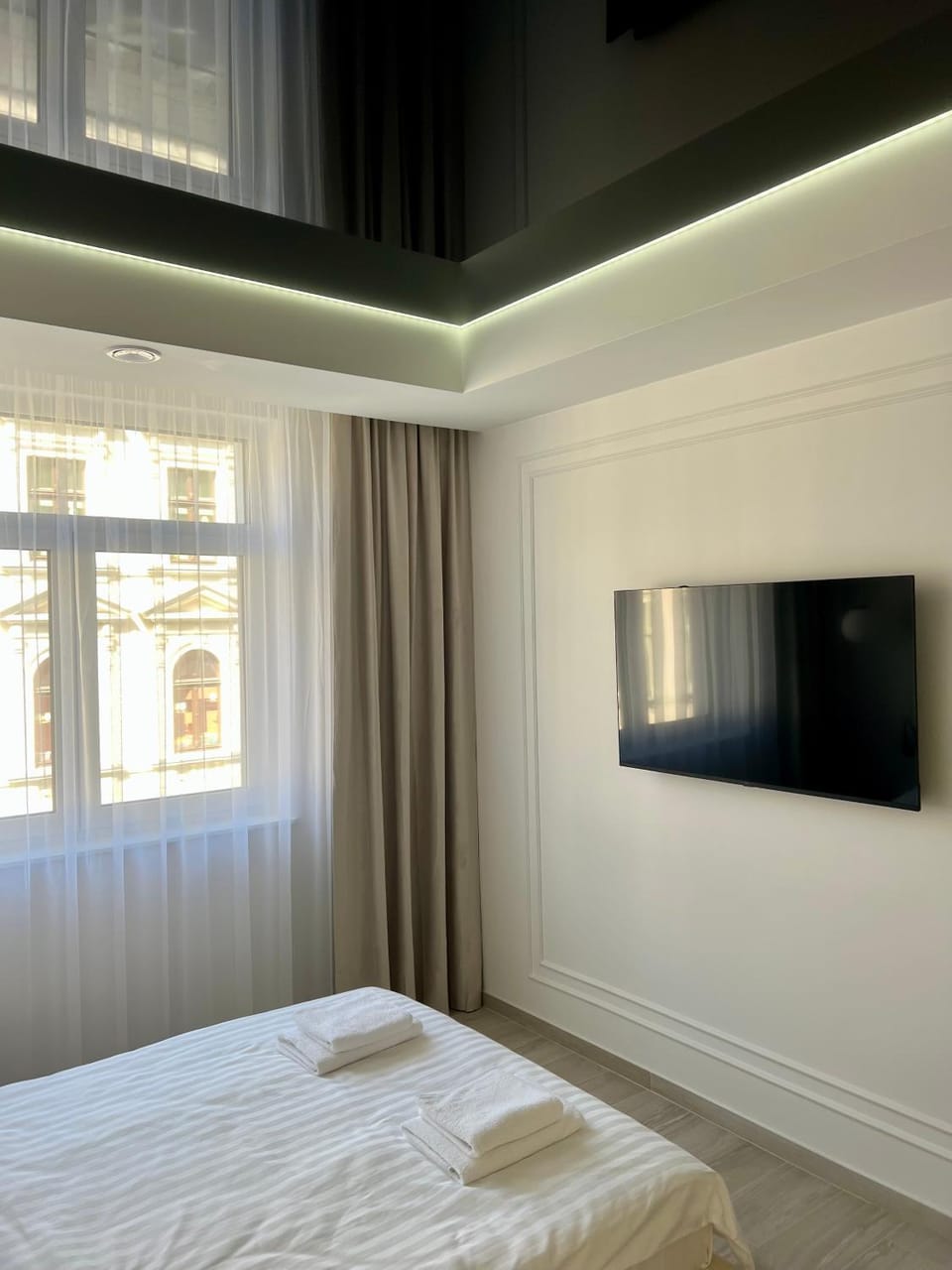 Bed, TV and multimedia, Bedroom