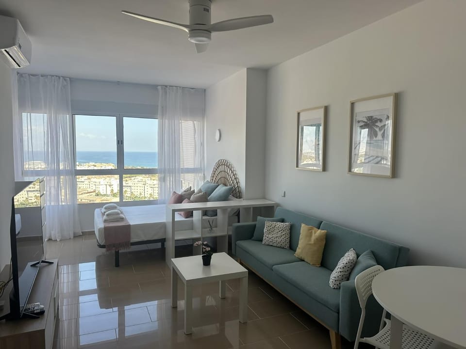 Colina Beach con vistas al mar Apartment in Torremolinos