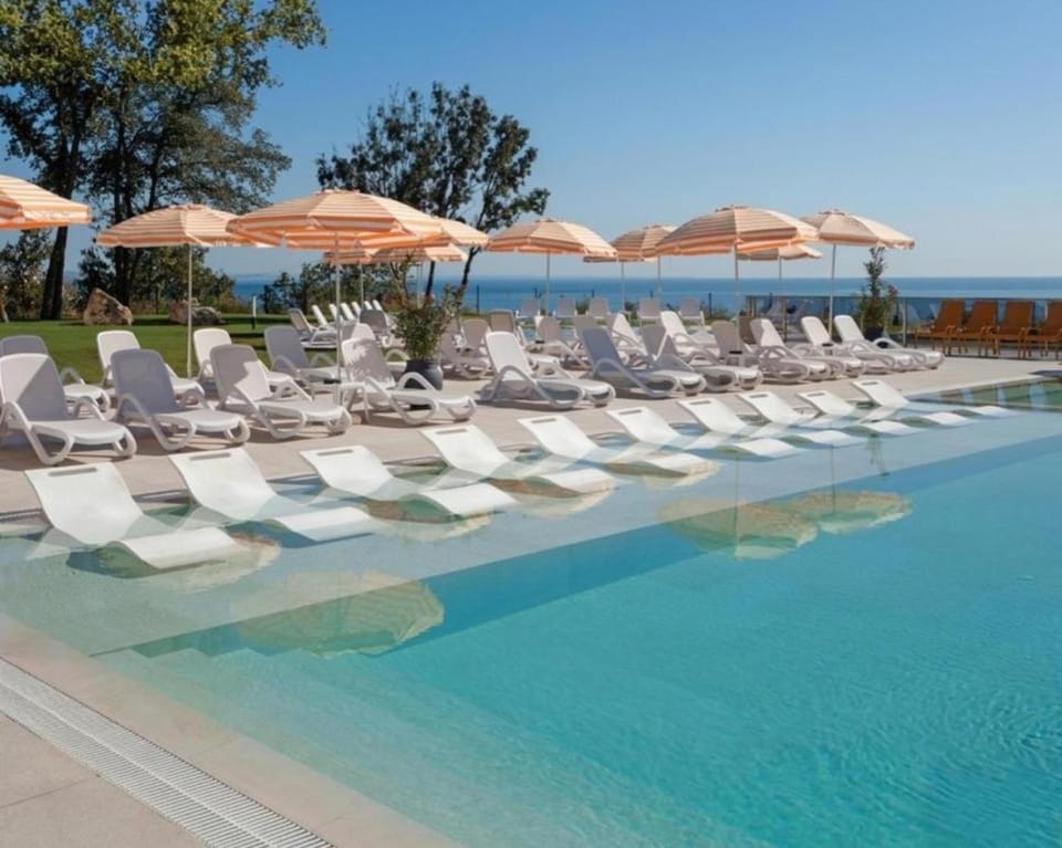 Day, Natural landscape, Pool view, Sea view, Swimming pool, sunbed