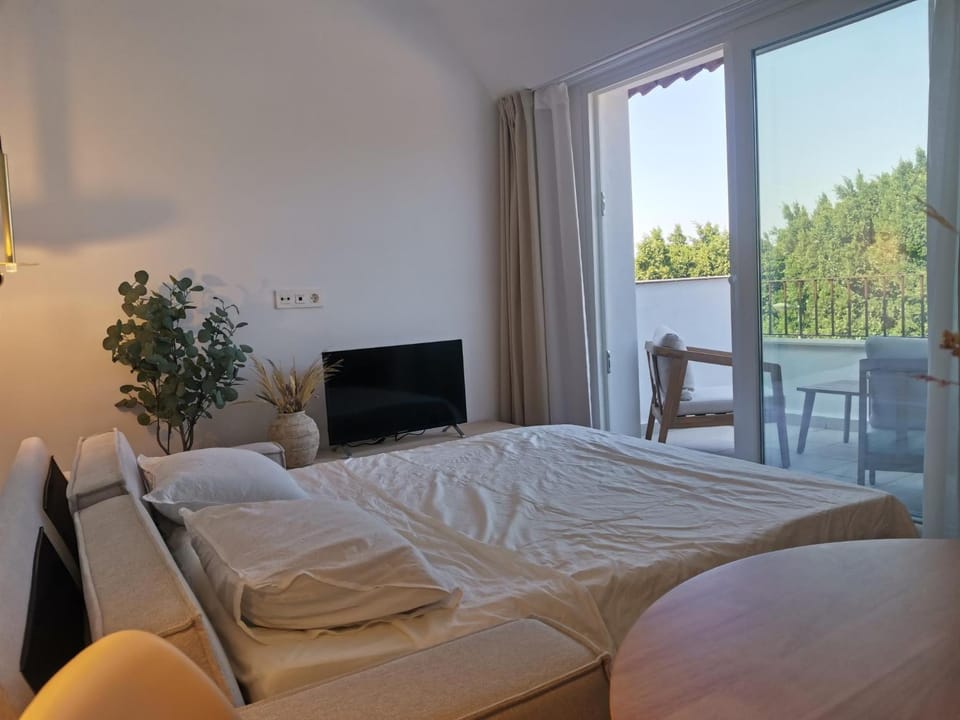 Bed, Living room, Photo of the whole room, Bedroom