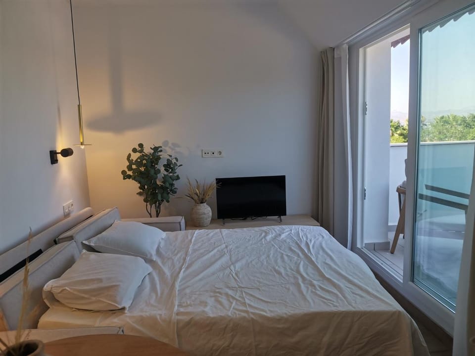 Bed, TV and multimedia, Photo of the whole room, Bedroom