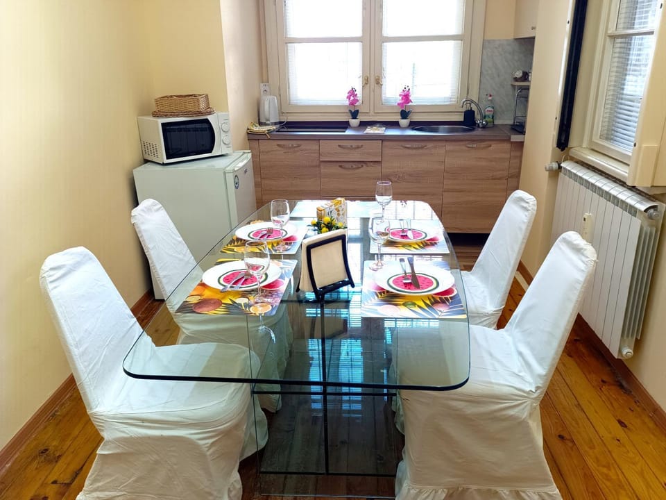 Kitchen or kitchenette, Dining area