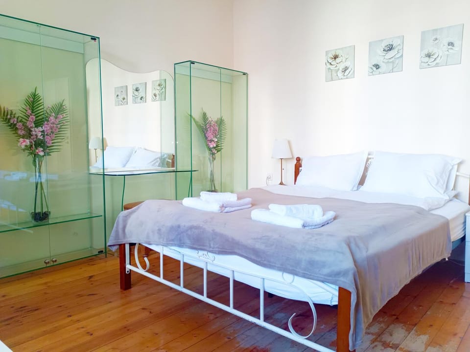 Bed, Bedroom, towels