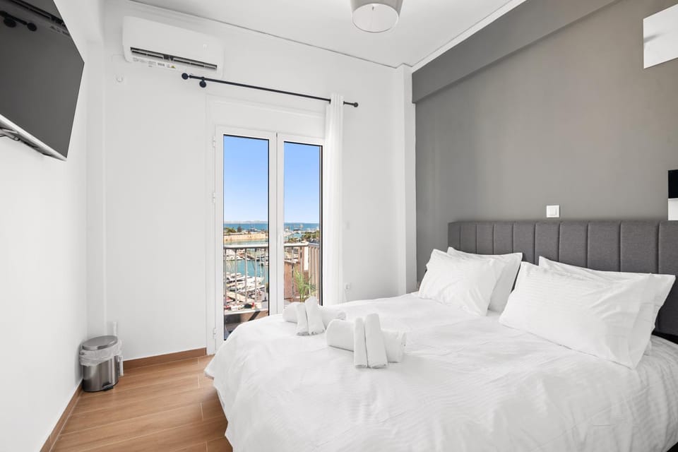 Bed, Natural landscape, TV and multimedia, View (from property/room), View (from property/room), City view, City view, Sea view, Sea view, towels, air conditioner