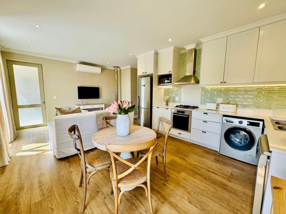 TV and multimedia, Kitchen or kitchenette, Living room, Seating area, Dining area, dishwasher, fireplace, oven, stove, toaster, washing machine, dryer, kitchen, kitchen
