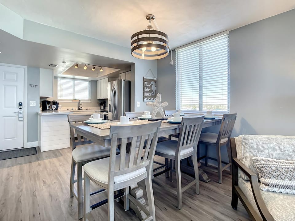 Coffee/tea facilities, Kitchen or kitchenette, Dining area, kitchen