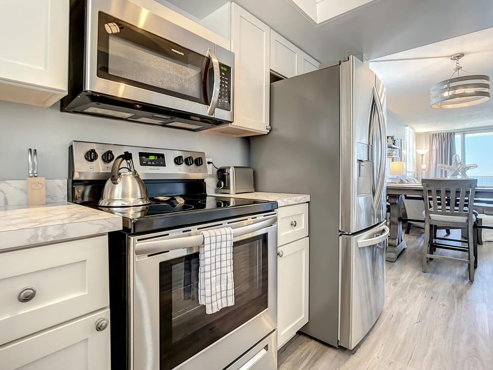 Coffee/tea facilities, Kitchen or kitchenette, oven, kitchen