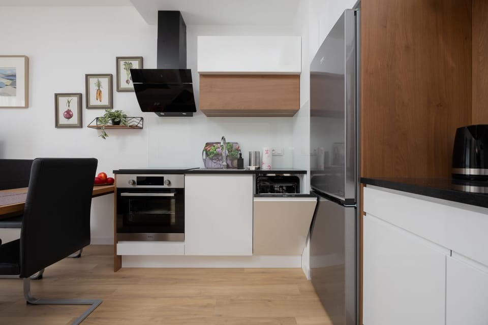 Kitchen or kitchenette, Dining area, oven, stove