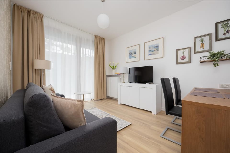 TV and multimedia, Living room, Seating area, Evening entertainment